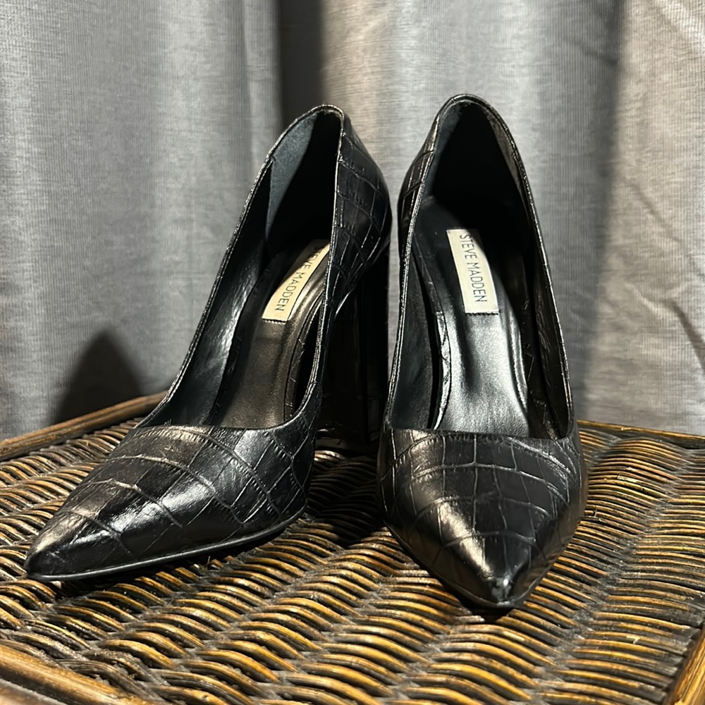 Black Steve Madden Crocodile Pattern Heels. Upper Material: Leather